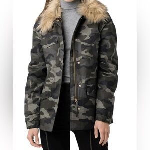 NWT Women’s Love Tree Camo Faux Fur Hooded Puffer Jacket | Size Small